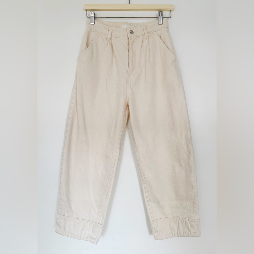 H&M Cropped Pleated Jeans in Natural. Size 4.